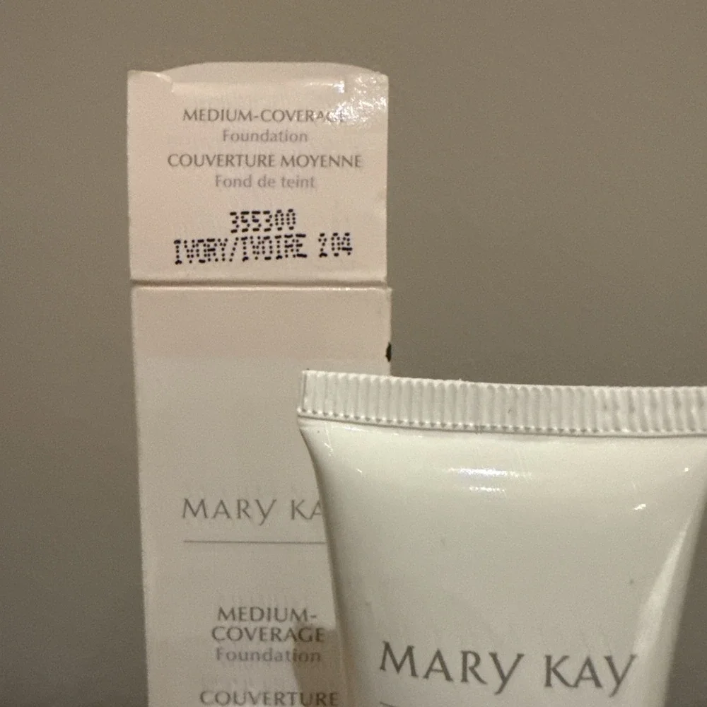 Mary Kay Medium Coverage Foundation Ivory 204‎ Gray Cap NIB #355300